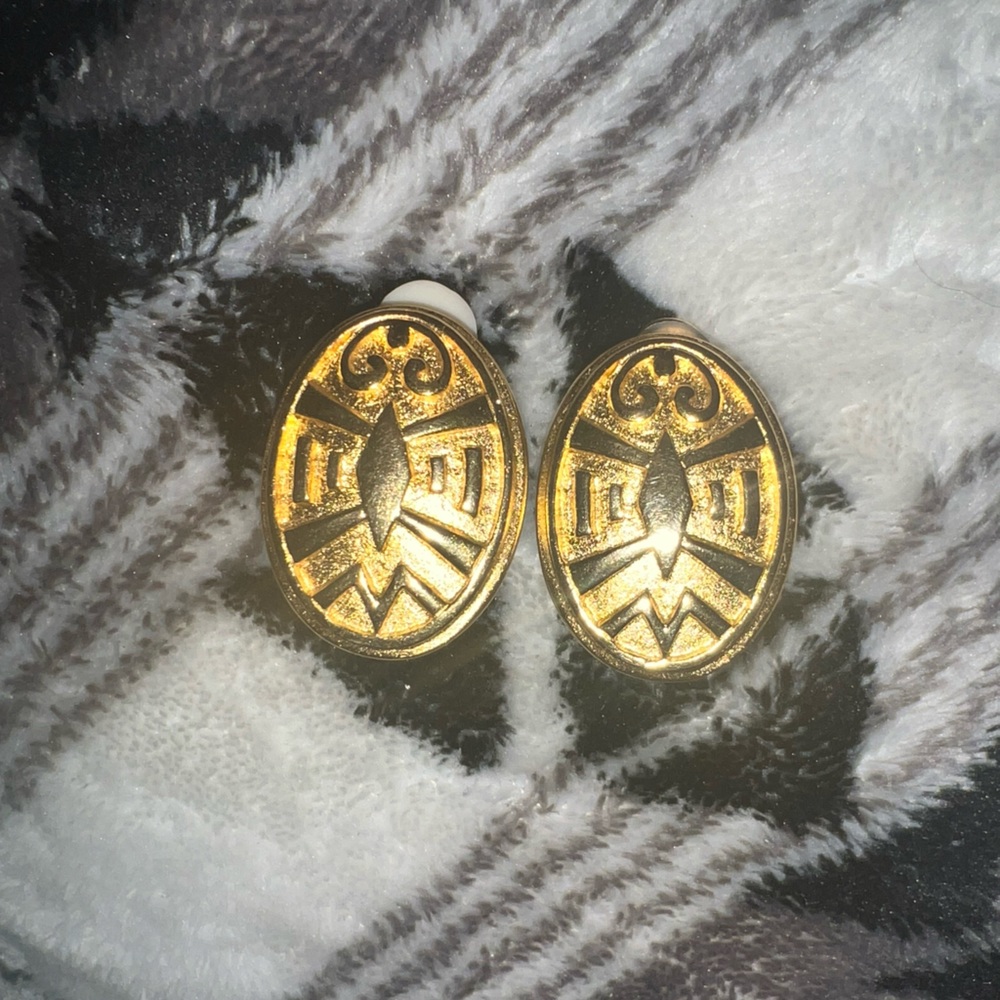 Vintage Lightweight PCI Aztec Gold Oval Clip On Earrings